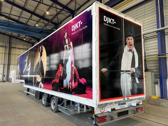 Dustproof semi-trailer